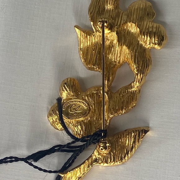 Christian LaCroix Vintage Gold Toned Enamel double flower pin brooch New - Picture 9 of 16
